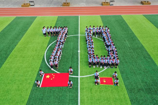 活动一:1.庆祝中华人民共和国成立70周年,纪念少先队建队70周年 活动一:1.庆祝中华人民共和国成立70周年,纪念少先队建队70周年