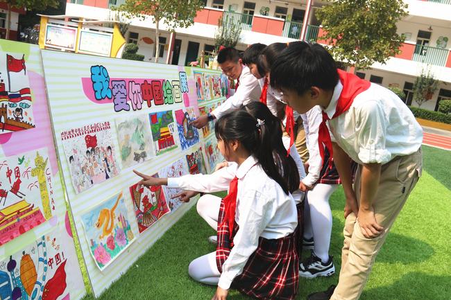 活动七:队员们为小伙伴的绘画作品点赞 活动七:队员们为小伙伴的绘画作品点赞