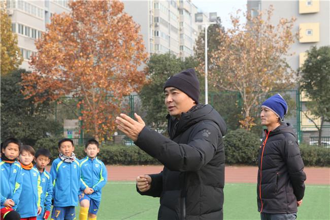 郑州九中足球队主教练苏斌介绍训练内容 郑州九中足球队主教练苏斌介绍训练内容