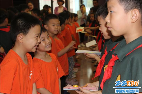 21.1哇,哥哥姐姐还为我们精心准备了礼物、贺卡,意外的惊喜让幼儿园的孩子们颇为感动,文一的老师太有心了 21.1哇,哥哥姐姐还为我们精心准备了礼物、贺卡,意外的惊喜让幼儿园的孩子们颇为感动,文一的老师太有心了